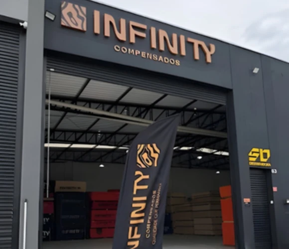 Fachada e entrada do galpão da Infinity Compensados em Mogi Mirim (SP), distribuidora de compensados, chapas OSB e madeirite para construção civil.