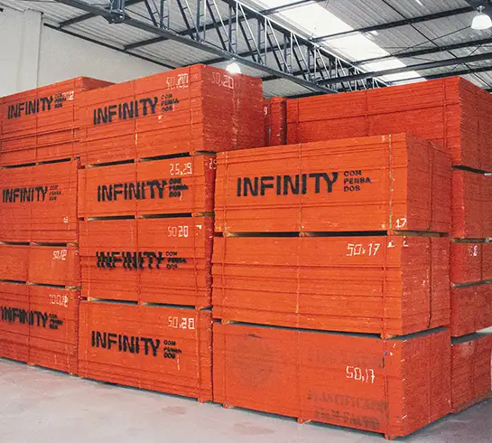 Pilha de chapas de madeirite/compensado resinado da Infinity Compensados armazenadas em galpão, prontas para expedição.