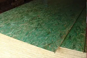 Chapas OSB verdes empilhadas, mostrando a textura de tiras de madeira prensadas e a espessura do painel.