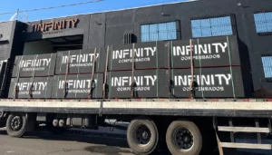 Caminhão carregado com paletes de compensado plastificado e naval da Infinity Compensados pronto para distribuição nacional.